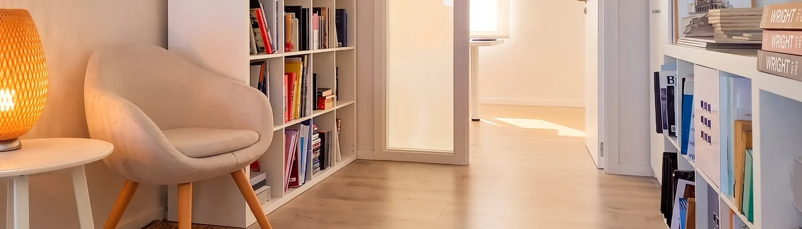 Espacio interior con biblioteca de un proyecto del estudio