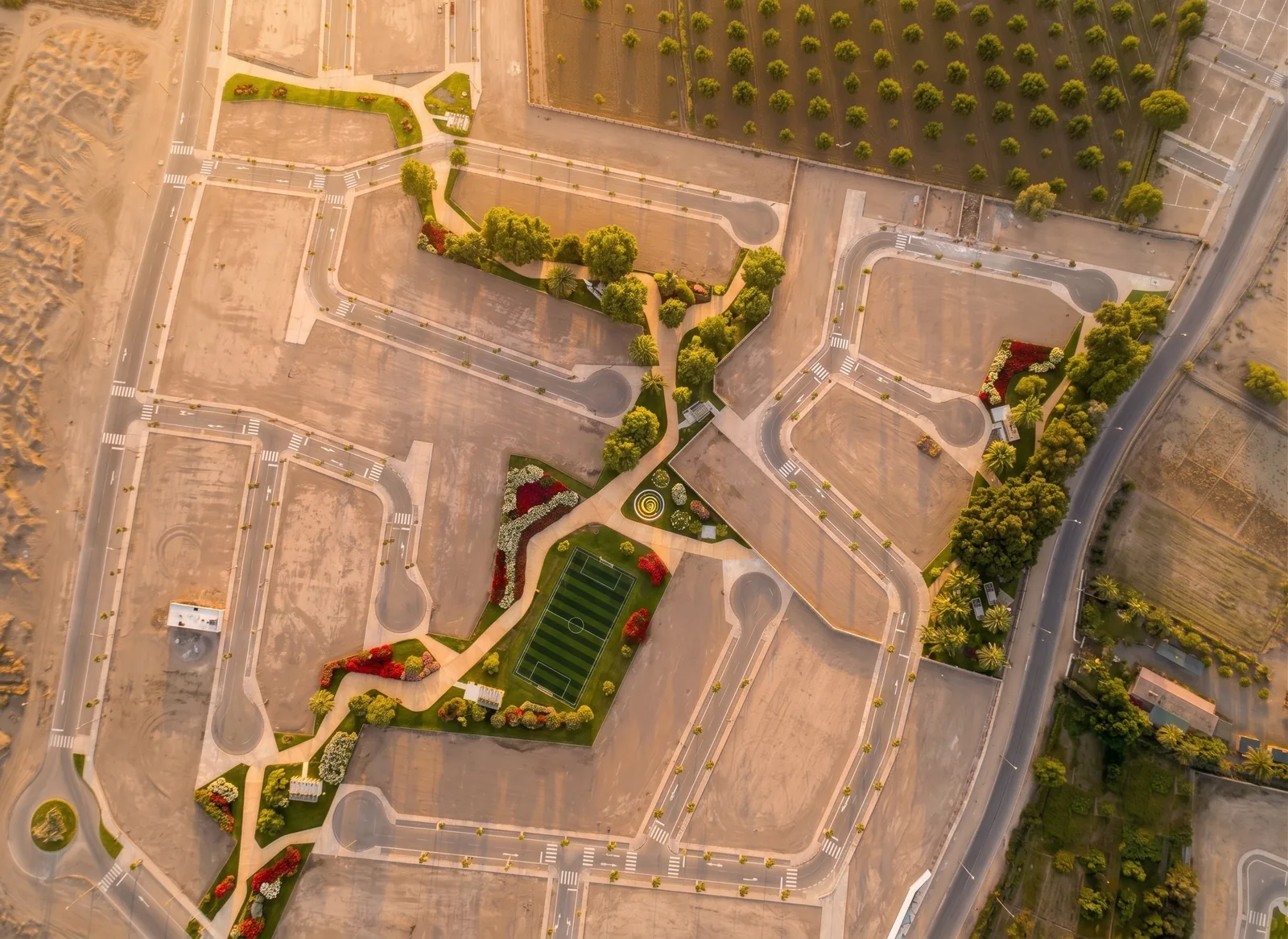 Vista aérea de una urbanización con su parque central